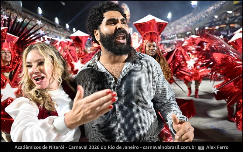 Ator Paulo Vieira e Juliana Baroni interpretam Lula e Marisa Letícia no desfile da Acadêmicos de Niterói no Carnaval 2026 do Rio de Janeiro