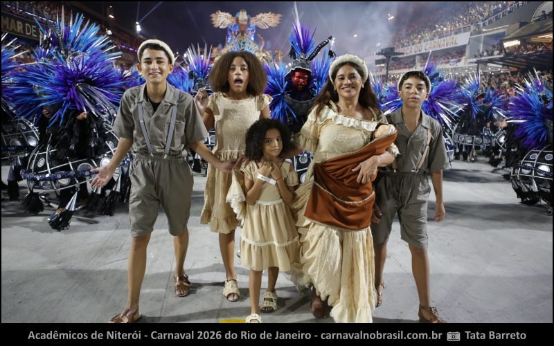 Atriz Dira Paes no desfile da Acadêmicos de Niterói no Carnaval 2026 do Rio de Janeiro