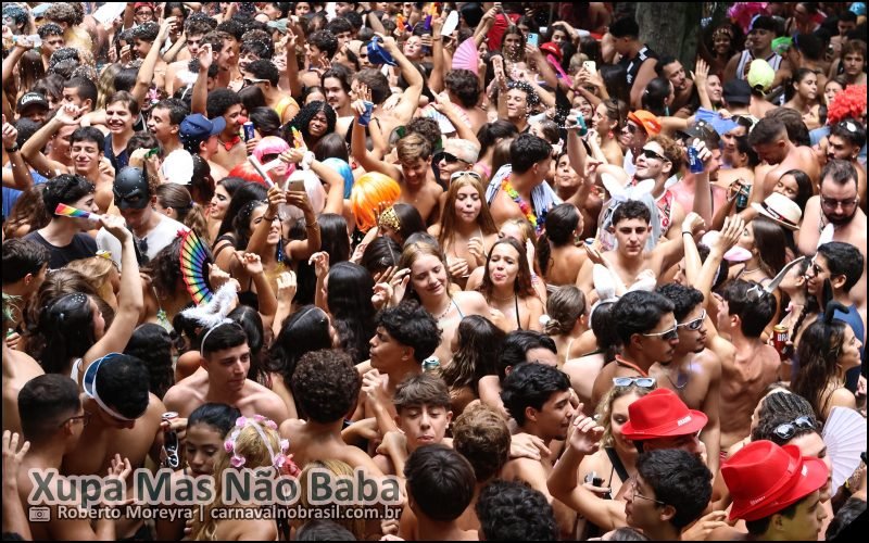 Foto desfile do Bloco Xupa Mas Não Baba no Carnaval de Rua 2026 do Rio de Janeiro - carnavalnobrasil.com.br
