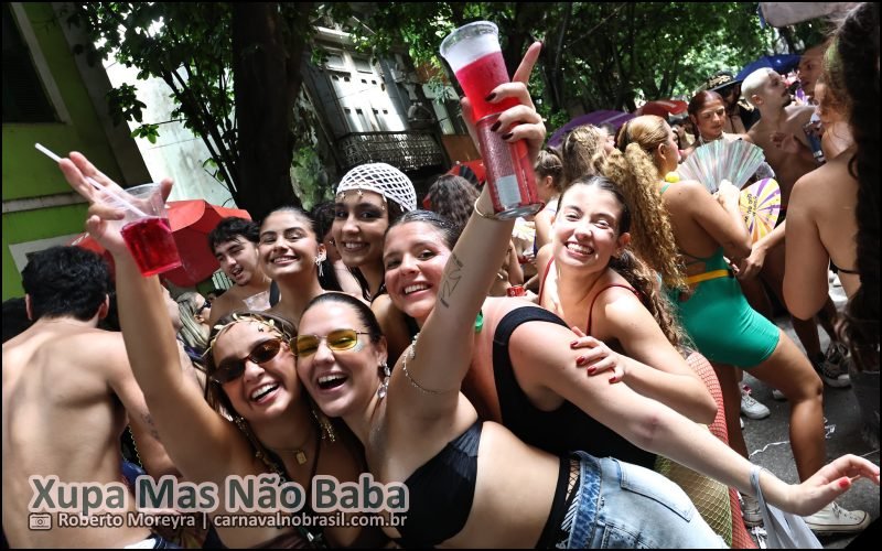 Foto desfile do Bloco Xupa Mas Não Baba no Carnaval de Rua 2026 do Rio de Janeiro - carnavalnobrasil.com.br