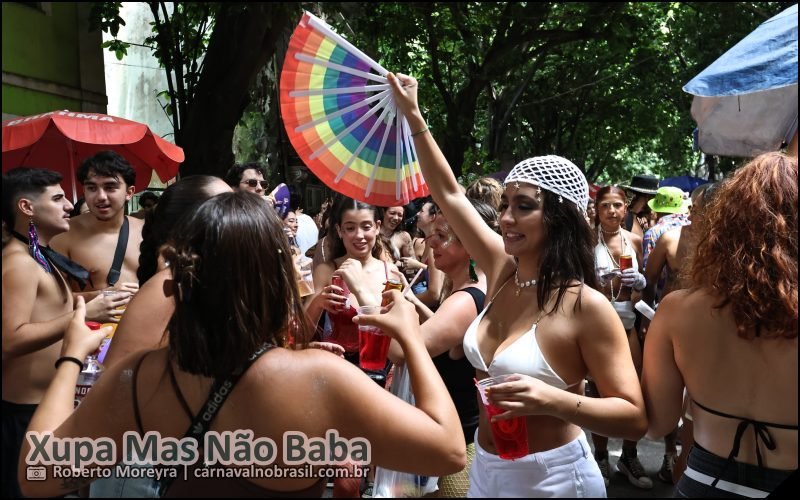 Foto desfile do Bloco Xupa Mas Não Baba no Carnaval de Rua 2026 do Rio de Janeiro - carnavalnobrasil.com.br