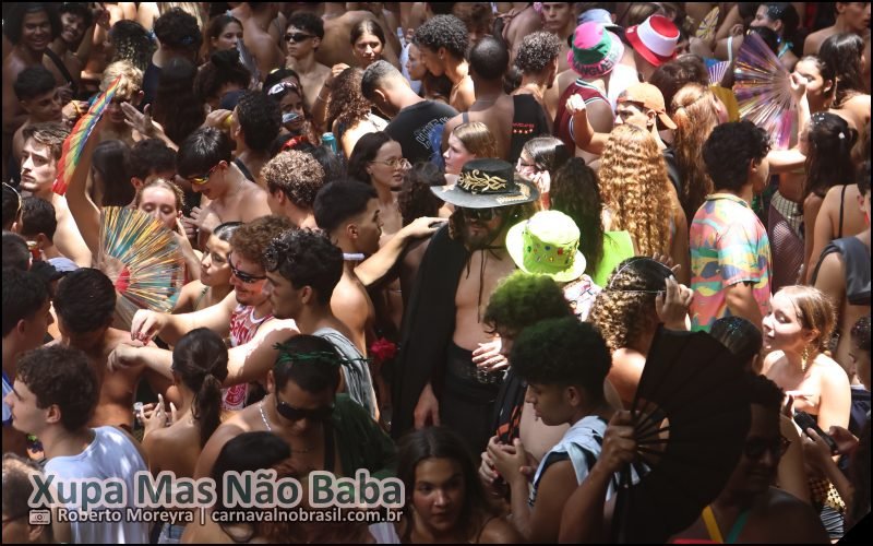 Foto desfile do Bloco Xupa Mas Não Baba no Carnaval de Rua 2026 do Rio de Janeiro - carnavalnobrasil.com.br