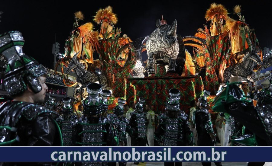 Desfile Acadêmicos de Santa Cruz no Carnaval do Rio de Janeiro - Foto : RioTur - carnavalnobrasil.com.br