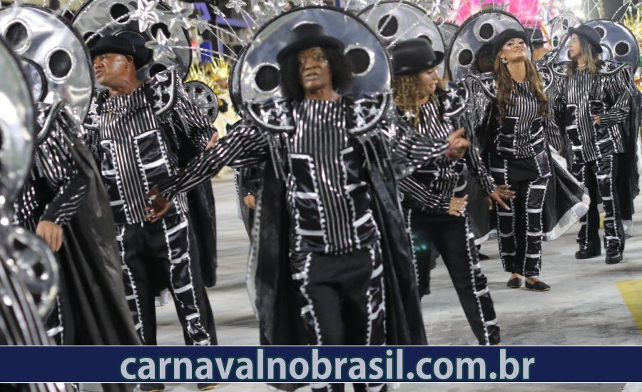 Desfile Acadêmicos de Santa Cruz no Carnaval do Rio de Janeiro - Foto : RioTur - carnavalnobrasil.com.br
