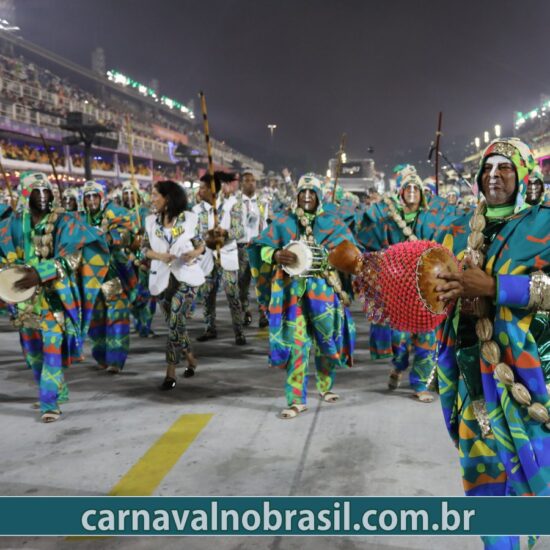 Desfile Império Serrano no Carnaval do Rio de Janeiro - Foto : RioTur - carnavalnobrasil.com.br