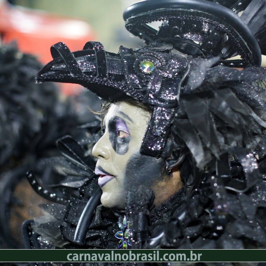 Desfile Viradouro no Carnaval 2022 no Rio de Janeiro - Foto RioTur - carnavalnobrasil.com.br