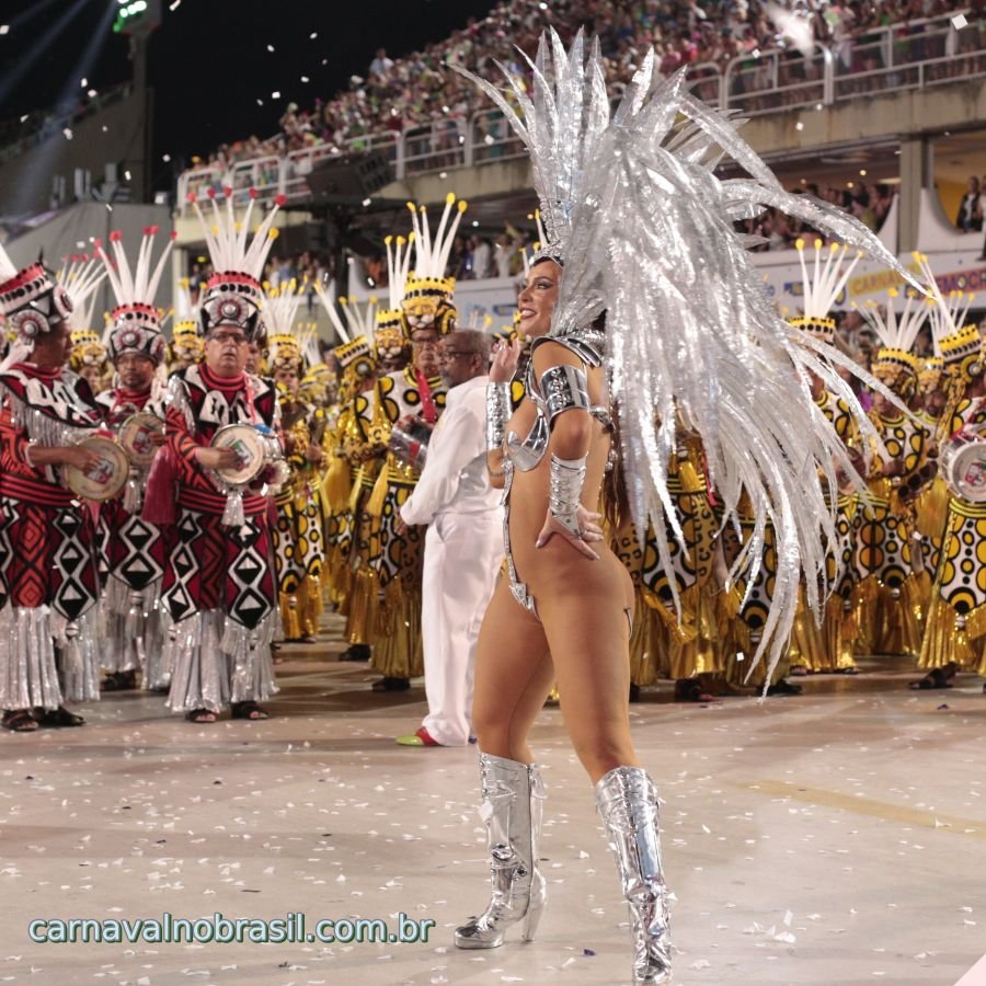 Paolla Oliveira no desfile da Grande Rio na Marquês de Sapucaí no