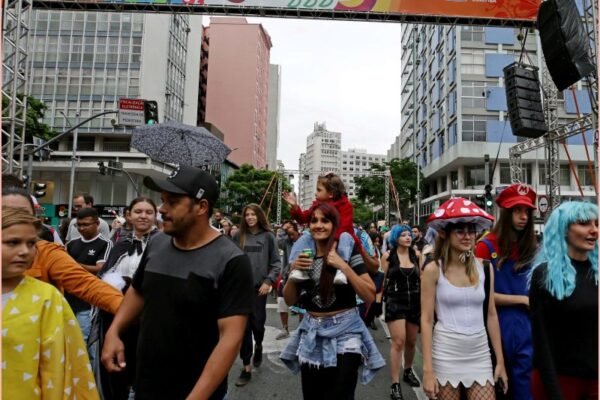 Curitiba Carnaval de Rua 2024 : desfiles dos blocos de carnavalescos no Centro