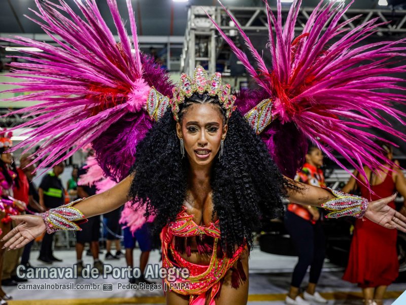Acadêmicos de Gravataí desfile no Carnaval de Porto Alegre 2024