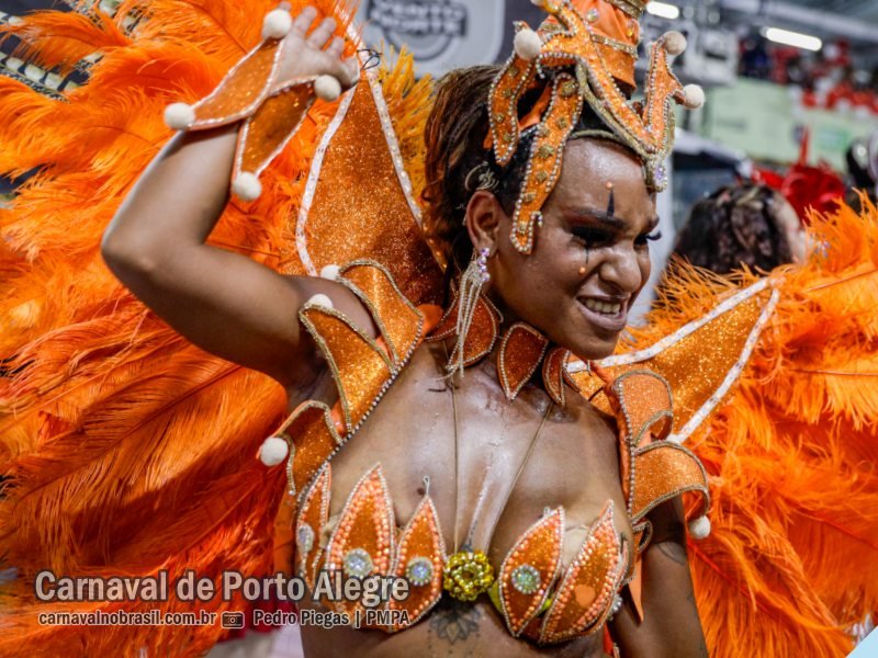 Acadêmicos de Gravataí desfile no Carnaval de Porto Alegre 2024