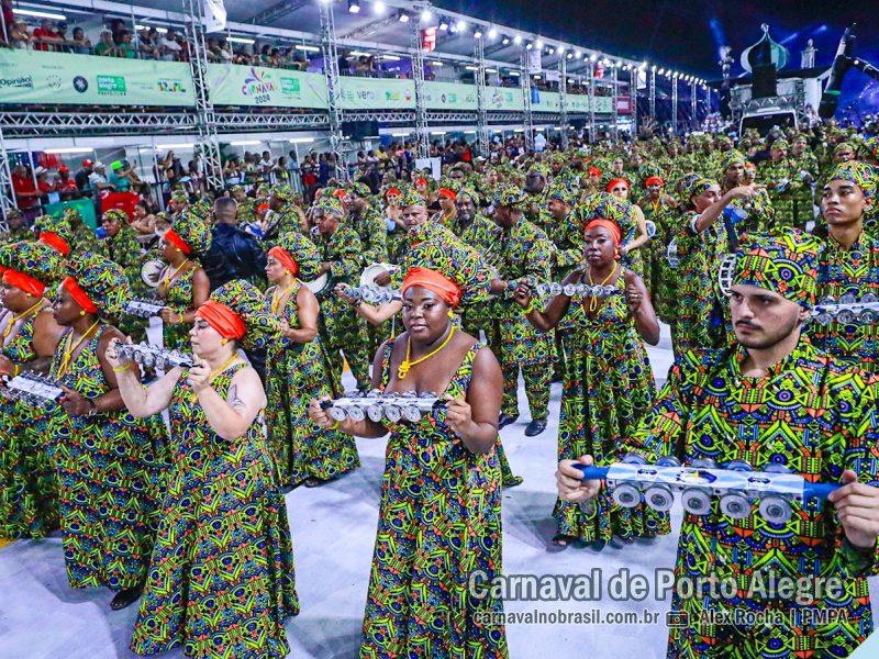 Bambas da Orgia desfile no Carnaval de Porto Alegre 2024 