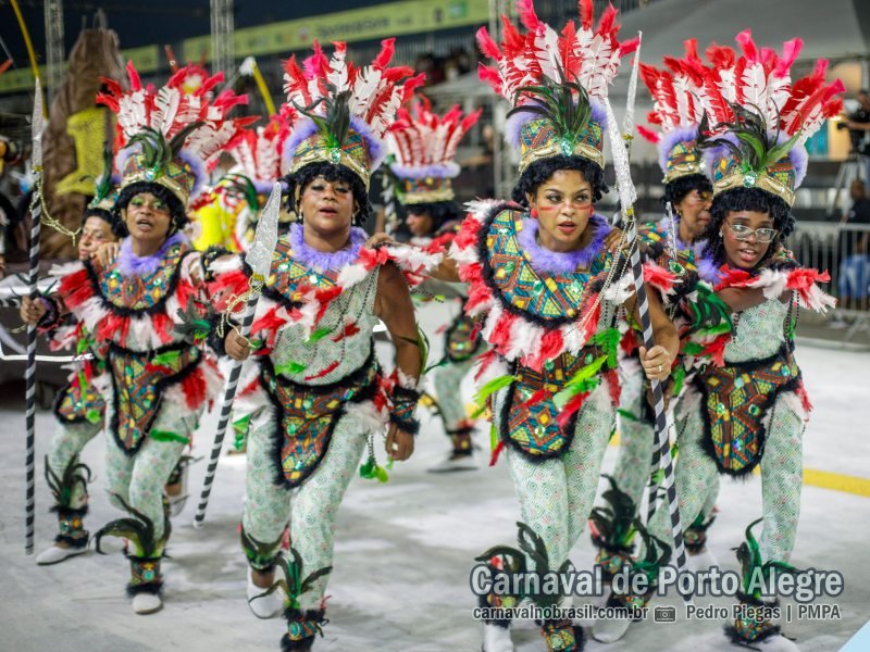 Os Comanches desfile no Carnaval de Porto Alegre 2024