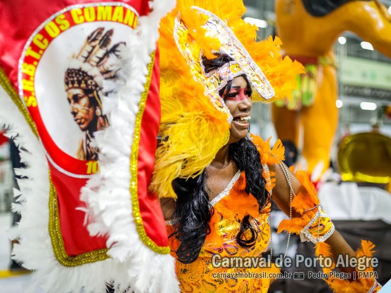 Os Comanches desfile no Carnaval de Porto Alegre 2024