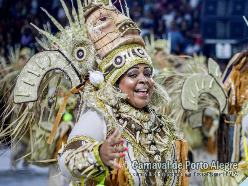 Fidalgos e Aristocratas desfile no Carnaval de Porto Alegre 2024