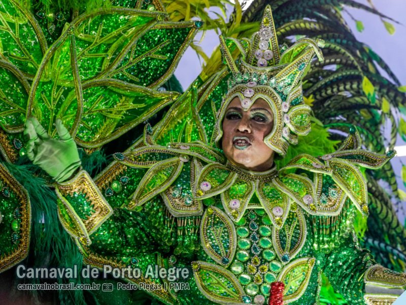 Fidalgos e Aristocratas desfile no Carnaval de Porto Alegre 2024
