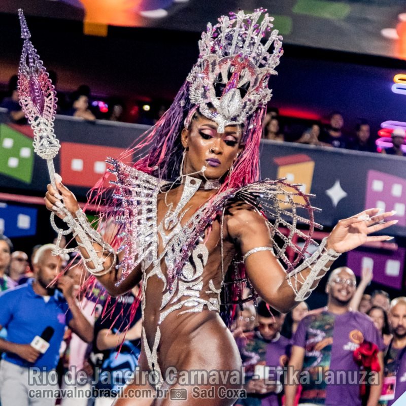 Fotos Erika Januza, rainha de bateria da Viradouro, no Carnaval 2024 do Rio de Janeiro