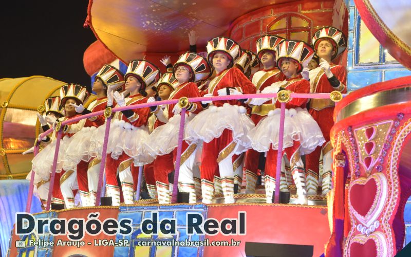 Desfile da Dragões da Real no Carnaval 2025 de São Paulo