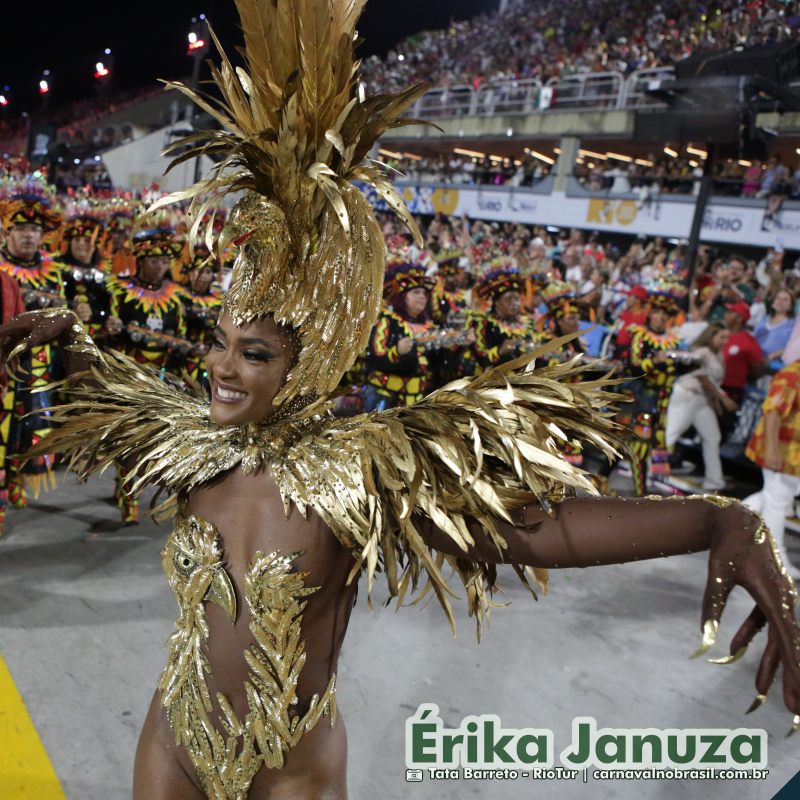 Érika Januza, rainha de bateria da Viradouro, no Carnaval 2025 do Rio de Janeiro