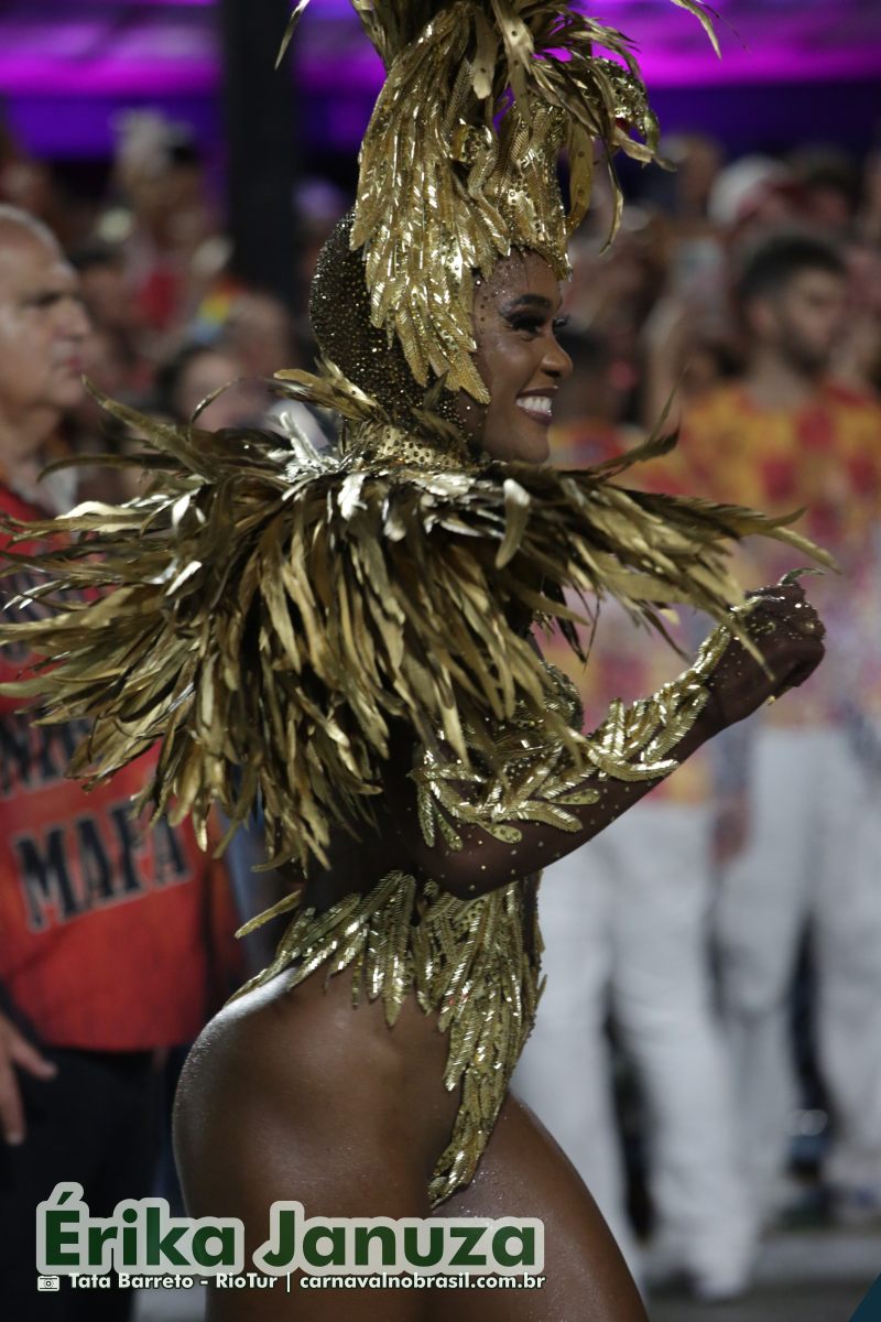 Érika Januza, rainha de bateria da Viradouro, no Carnaval 2025 do Rio de Janeiro