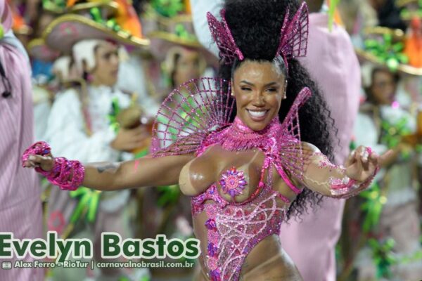 Evelyn Bastos, rainha de bateria da Mangueira, no Carnaval 2025 do Rio de Janeiro