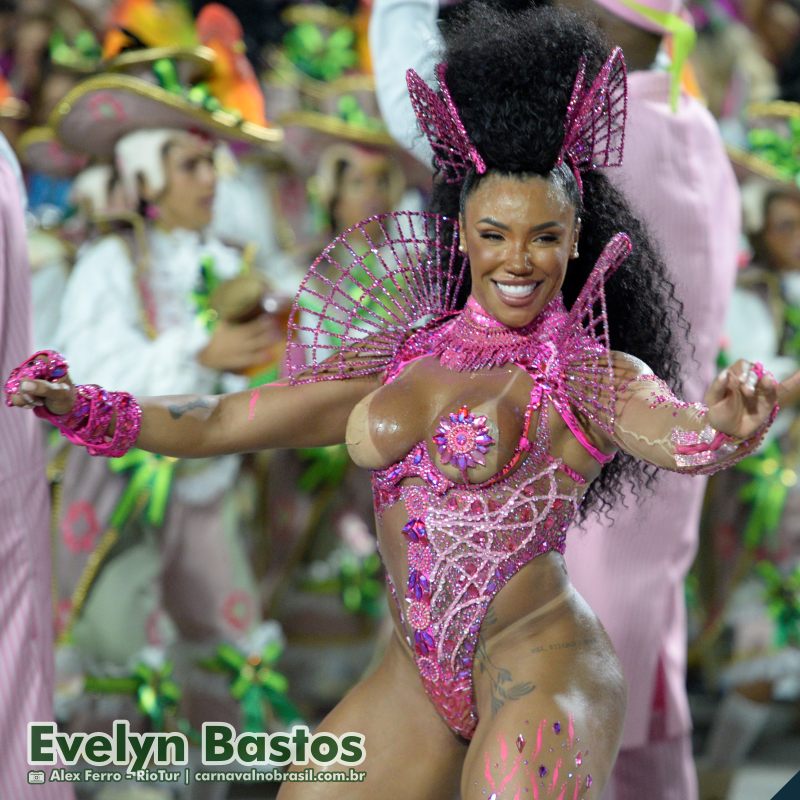 Evelyn Bastos, rainha de bateria da Mangueira, no Carnaval 2025 do Rio de Janeiro