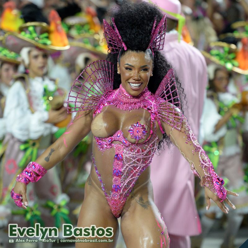 Evelyn Bastos, rainha de bateria da Mangueira, no Carnaval 2025 do Rio de Janeiro