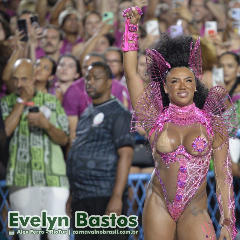 Evelyn Bastos, rainha de bateria da Mangueira, no Carnaval 2025 do Rio de Janeiro