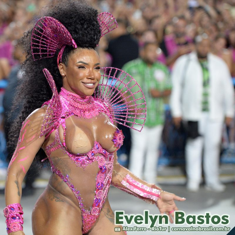 Evelyn Bastos, rainha de bateria da Mangueira, no Carnaval 2025 do Rio de Janeiro