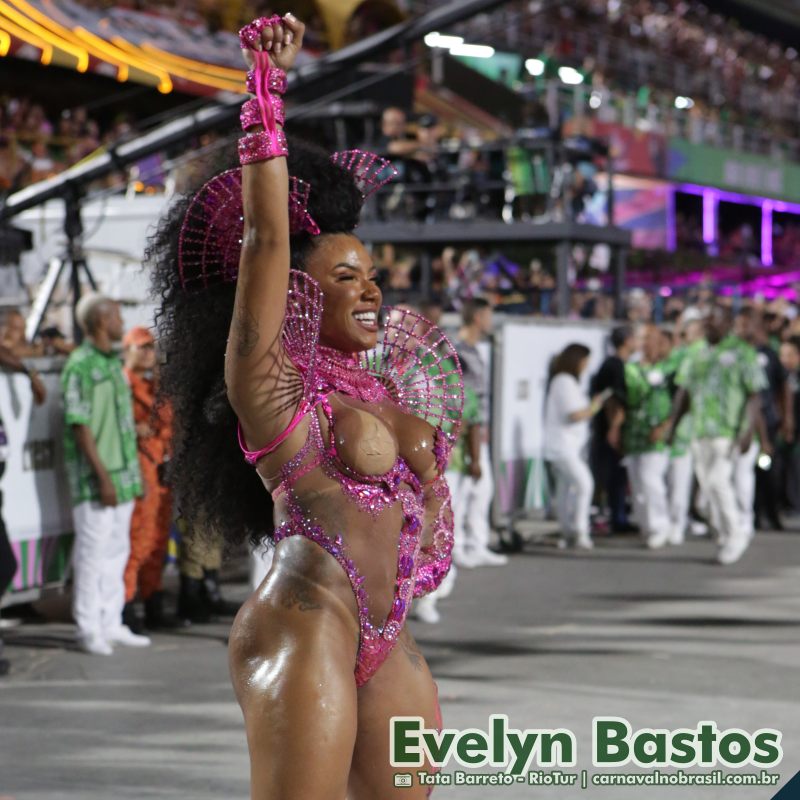 Evelyn Bastos, rainha de bateria da Mangueira, no Carnaval 2025 do Rio de Janeiro