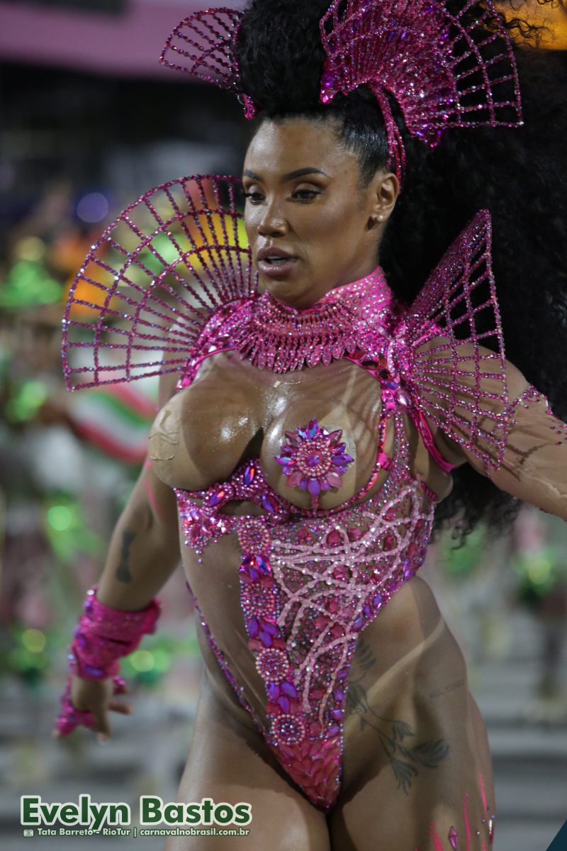 Evelyn Bastos, rainha de bateria da Mangueira, no Carnaval 2025 do Rio de Janeiro