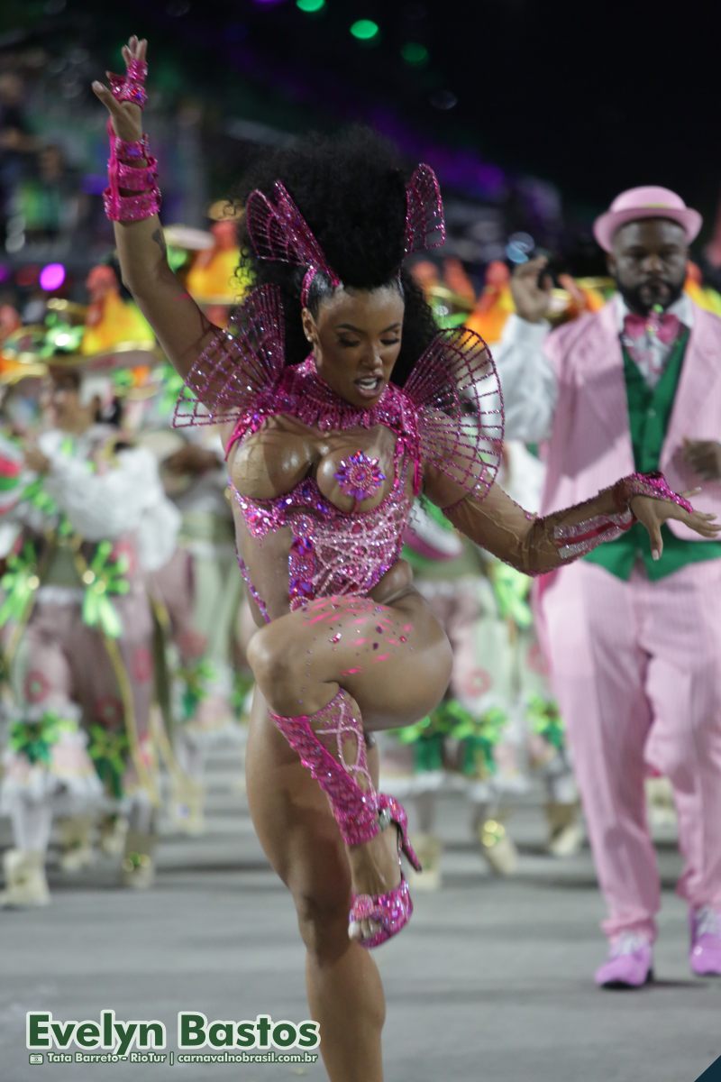 Evelyn Bastos, rainha de bateria da Mangueira, no Carnaval 2025 do Rio de Janeiro