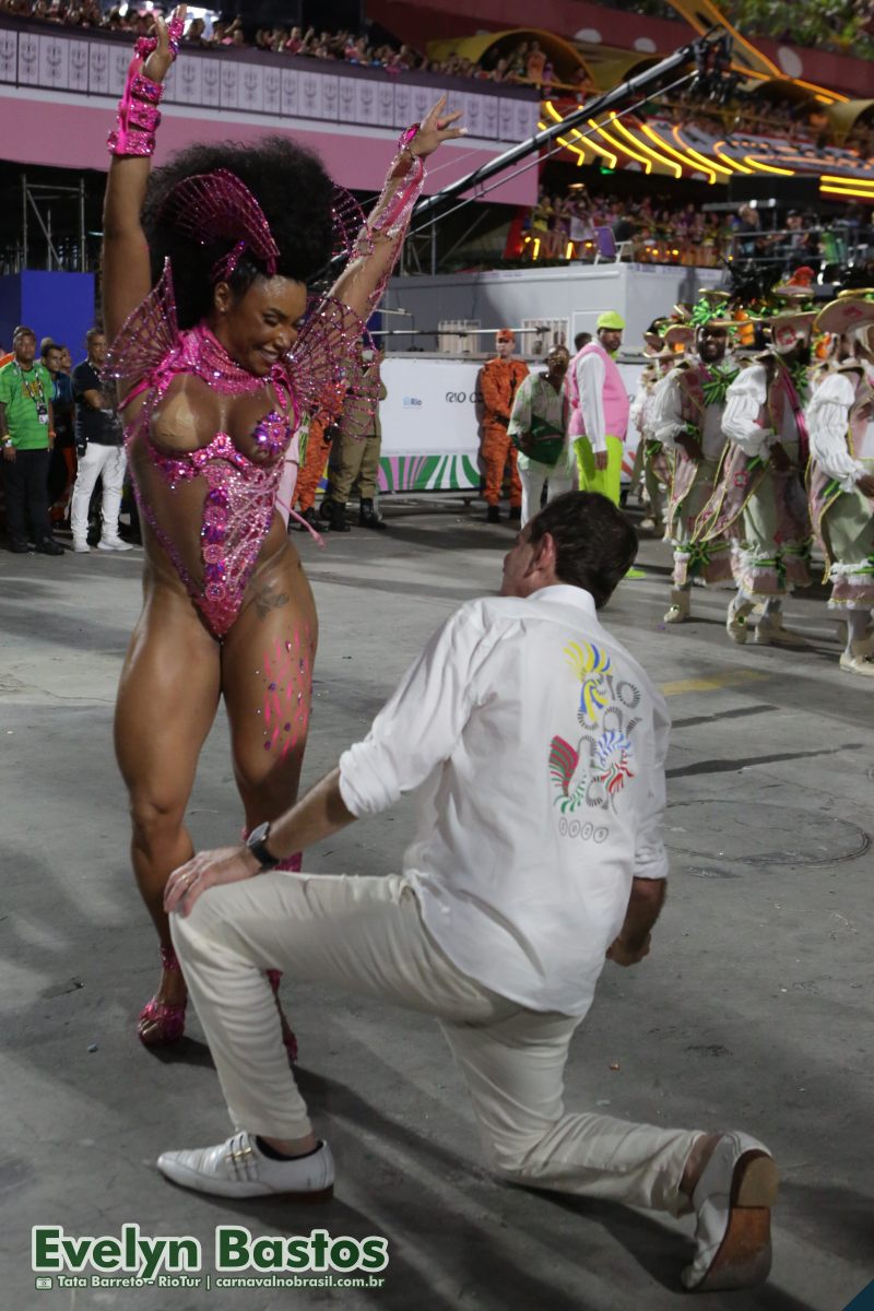 Evelyn Bastos, rainha de bateria da Mangueira, no Carnaval 2025 do Rio de Janeiro