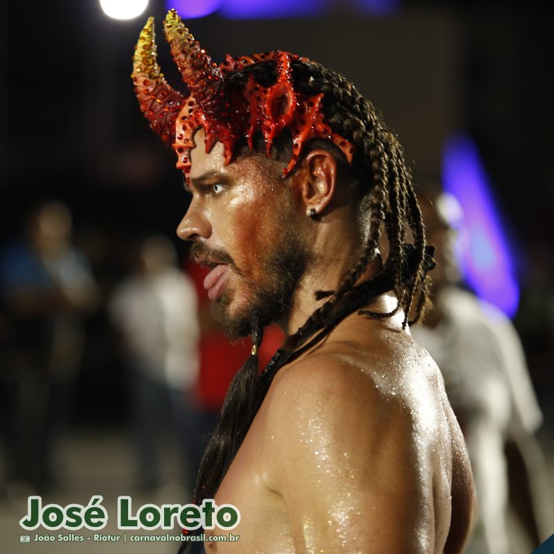 Ator José Loreto no desfile da Vila Isabel no Carnaval 2025 do Rio de Janeiro