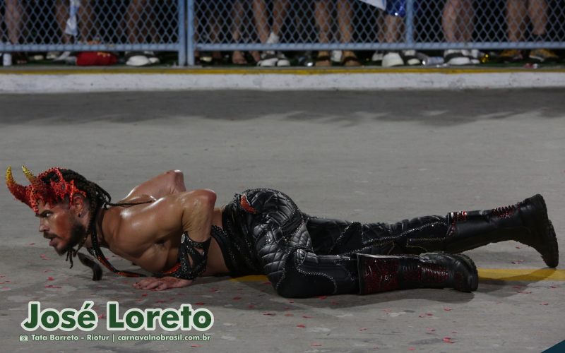 Ator José Loreto no desfile da Vila Isabel no Carnaval 2025 do Rio de Janeiro