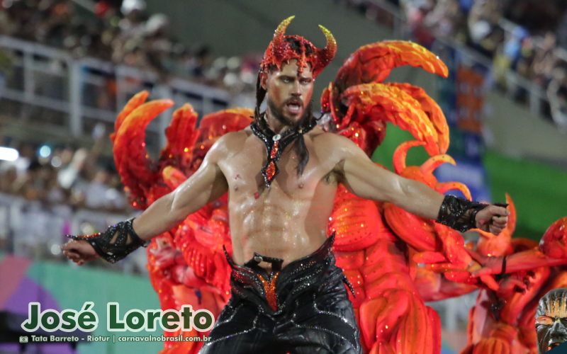 Ator José Loreto no desfile da Vila Isabel no Carnaval 2025 do Rio de Janeiro