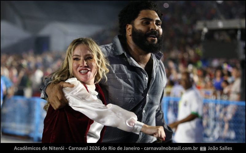 Ator Paulo Vieira e Juliana Baroni no desfile da Acadêmicos de Niterói
